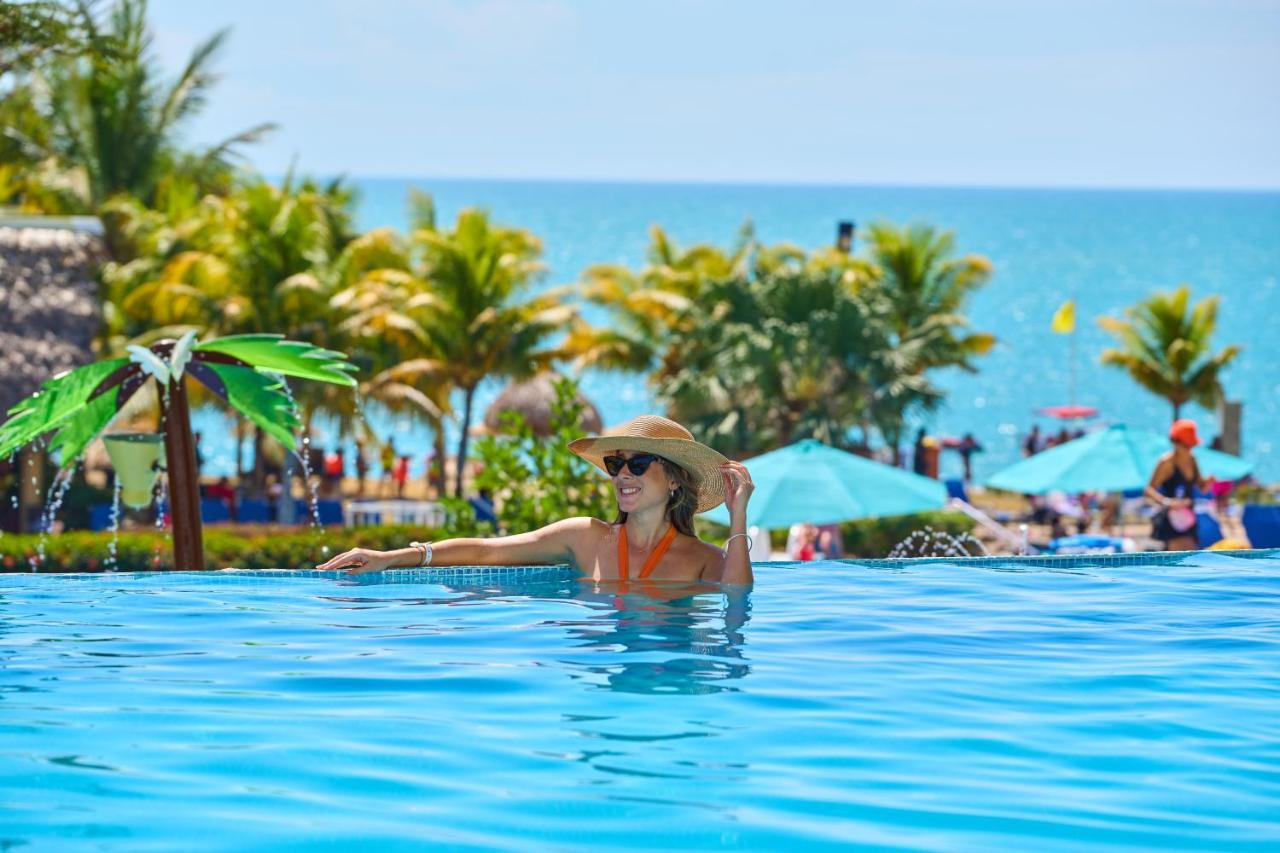 Hotel Gran Evenia Bijao Santa Clara  Exteriér fotografie A woman in a swimming pool