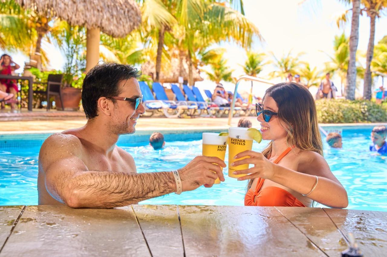 Hotel Gran Evenia Bijao Santa Clara  Exteriér fotografie A couple drinking Presidente at a pool