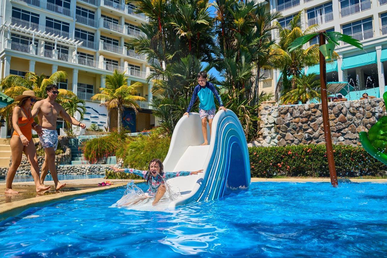 Hotel Gran Evenia Bijao Santa Clara  Exteriér fotografie A water slide at the pool