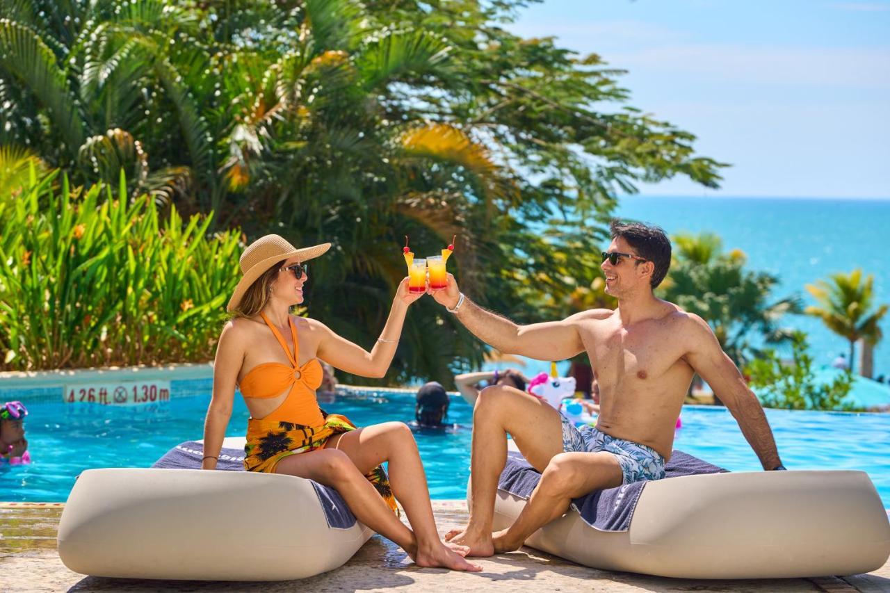 Hotel Gran Evenia Bijao Santa Clara  Exteriér fotografie A couple at a resort in Cancun, Mexico