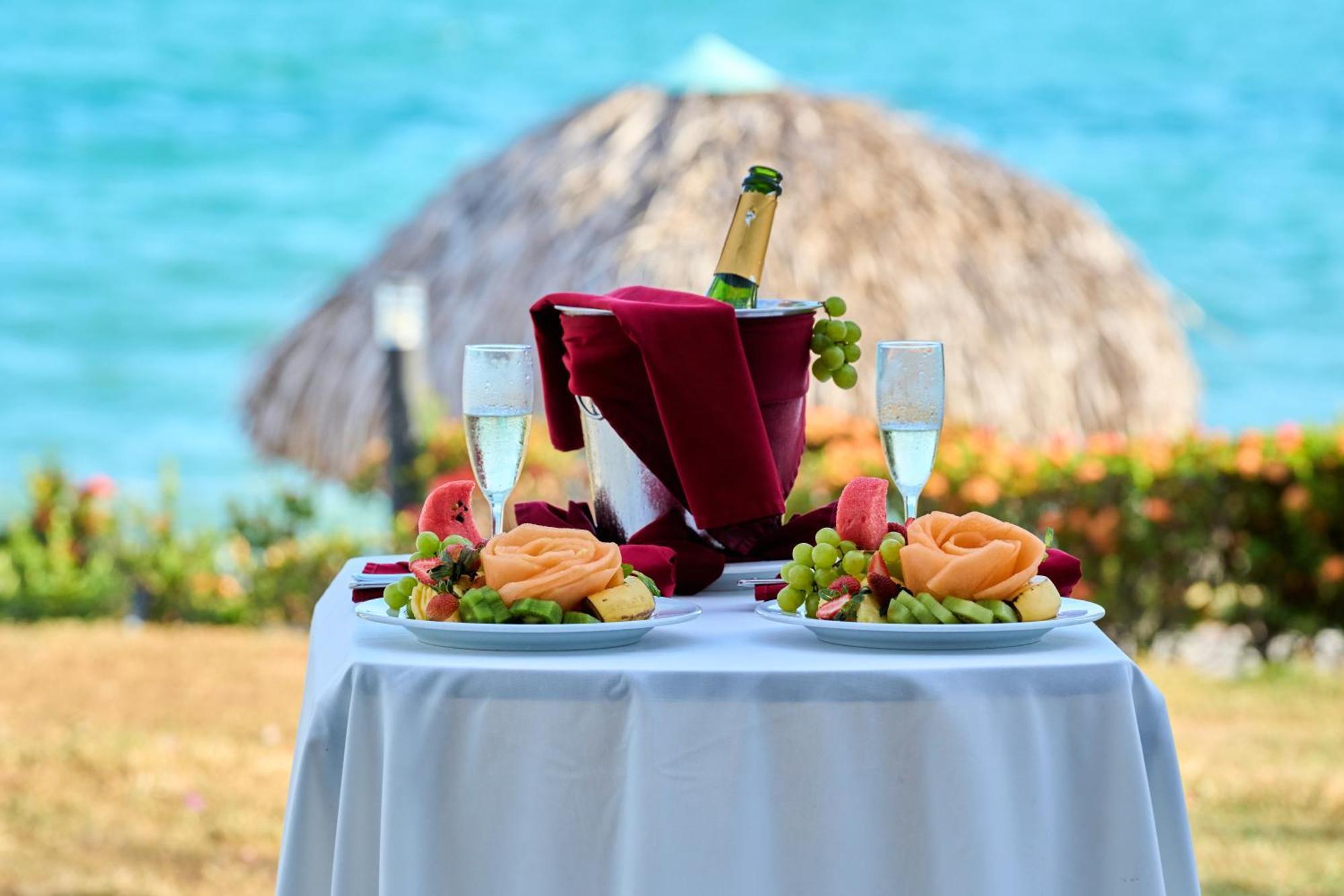 Hotel Gran Evenia Bijao Santa Clara  Exteriér fotografie Champagne at the beach