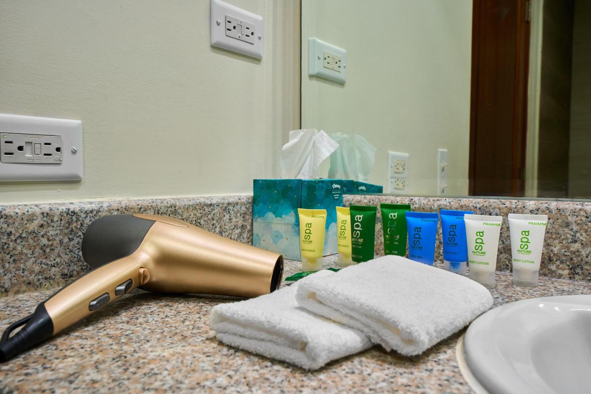 Hotel Gran Evenia Bijao Santa Clara  Exteriér fotografie A hair dryer and toiletries in a hotel bathroom