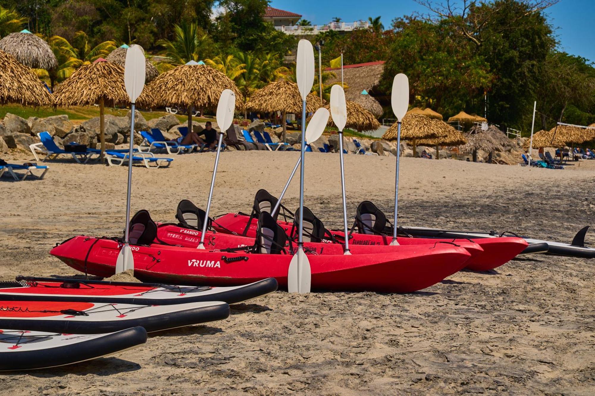 Hotel Gran Evenia Bijao Santa Clara  Exteriér fotografie Kayaks on the beach
