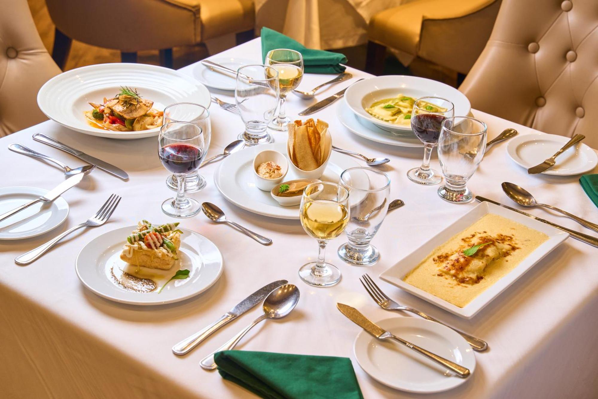 Hotel Gran Evenia Bijao Santa Clara  Exteriér fotografie A table set for fine dining