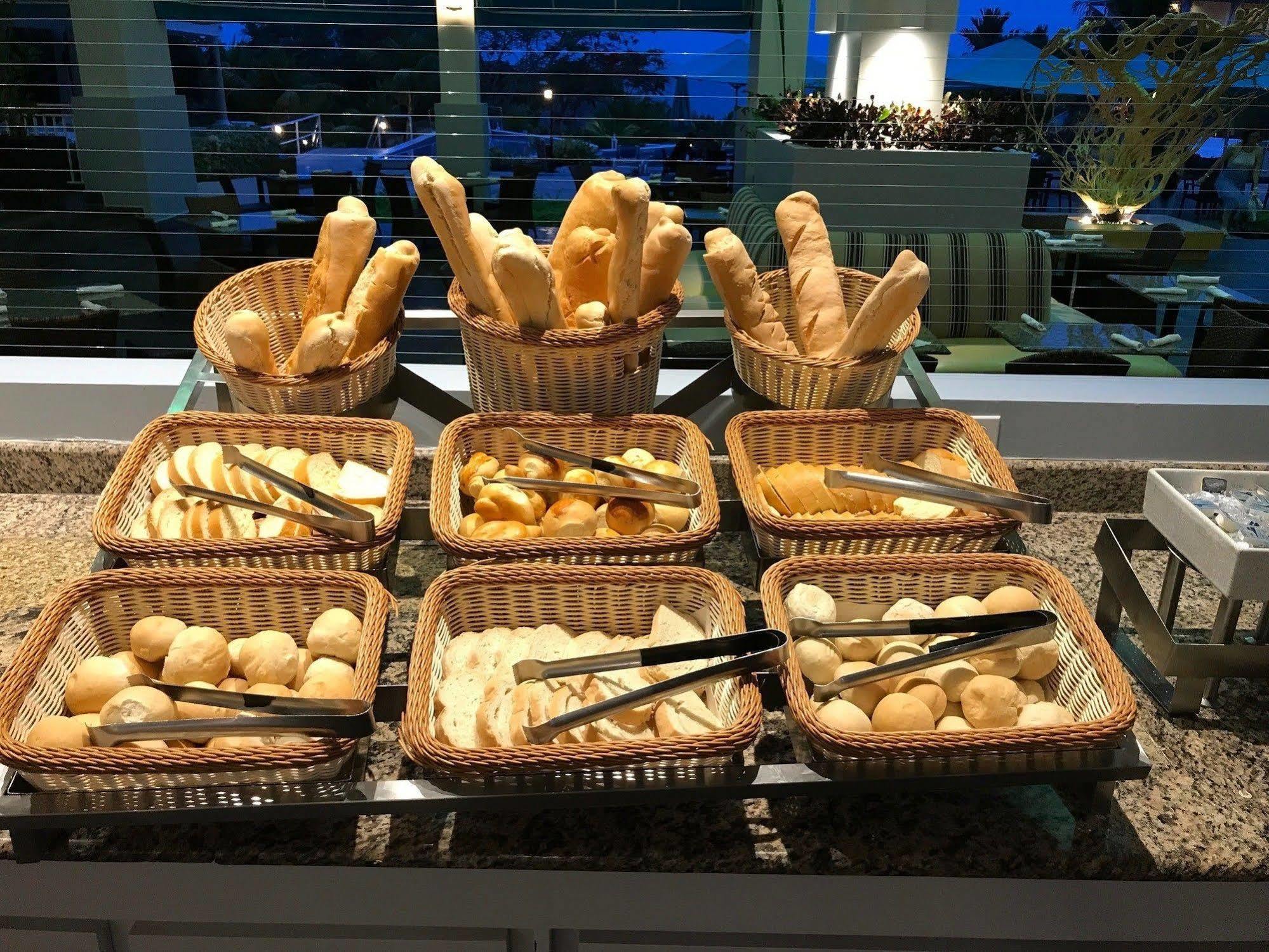 Hotel Gran Evenia Bijao Santa Clara  Exteriér fotografie Bread at a buffet